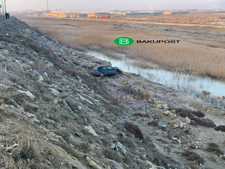 Penitensiar xidmətin əməkdaşı Bakıda qəza törətdi: maşın 20 metr aşağıya yuvarlandı&nbsp;- FOTO