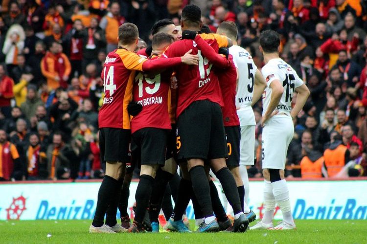 "Qalatasaray" rəqibini devirdi, "Beşiktaş" isə səfərdə məğlub oldu