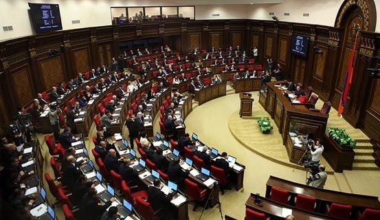 Ermənistanda deputat mandatdan imtina etdi