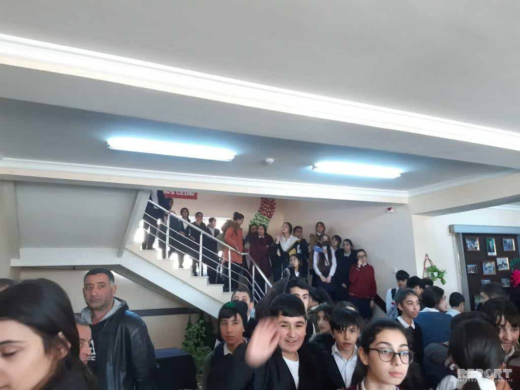 Valideynlər məktəb direktorunu qovdu, nazirlik işə qarışdı - Abşeronda sensasiyalı olay + FOTOLAR