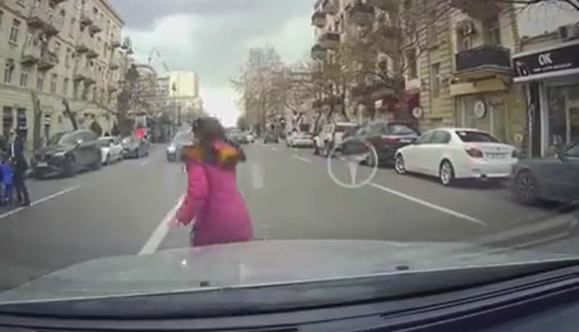 Bakıda məktəbli qız qəzadan son anda xilas oldu&nbsp;- VİDEO