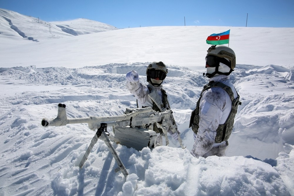 Azərbaycan ordusu şiddətli soyuqlarda döyüş əməliyyatları üzrə taktiki-xüsusi təlimdə - VİDEO