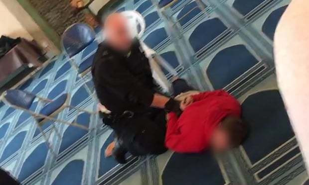 Londonda&nbsp;məscidin axundunu&nbsp;bıçaqlayan şəxs belə tutuldu - FOTO