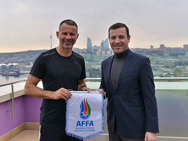 AFFA-nın icraçı vitse-prezidenti Uels milli komandasının Baş məşqçisi ilə bir arada - FOTO