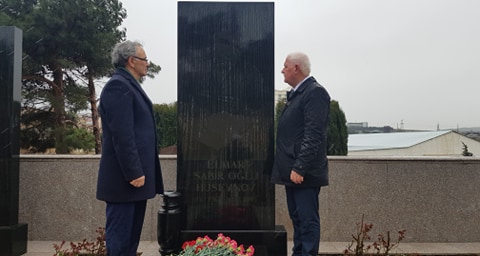 "Üzərindən 15 il keçir..." -&nbsp;Mətbuat Şurasının sədri Elmar Hüseynovun məzarı başında + FOTOLAR
