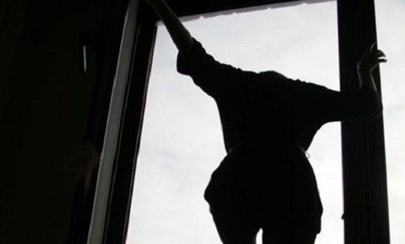 Bakıda yanğın zamanı özünü binadan atan qadın öldü