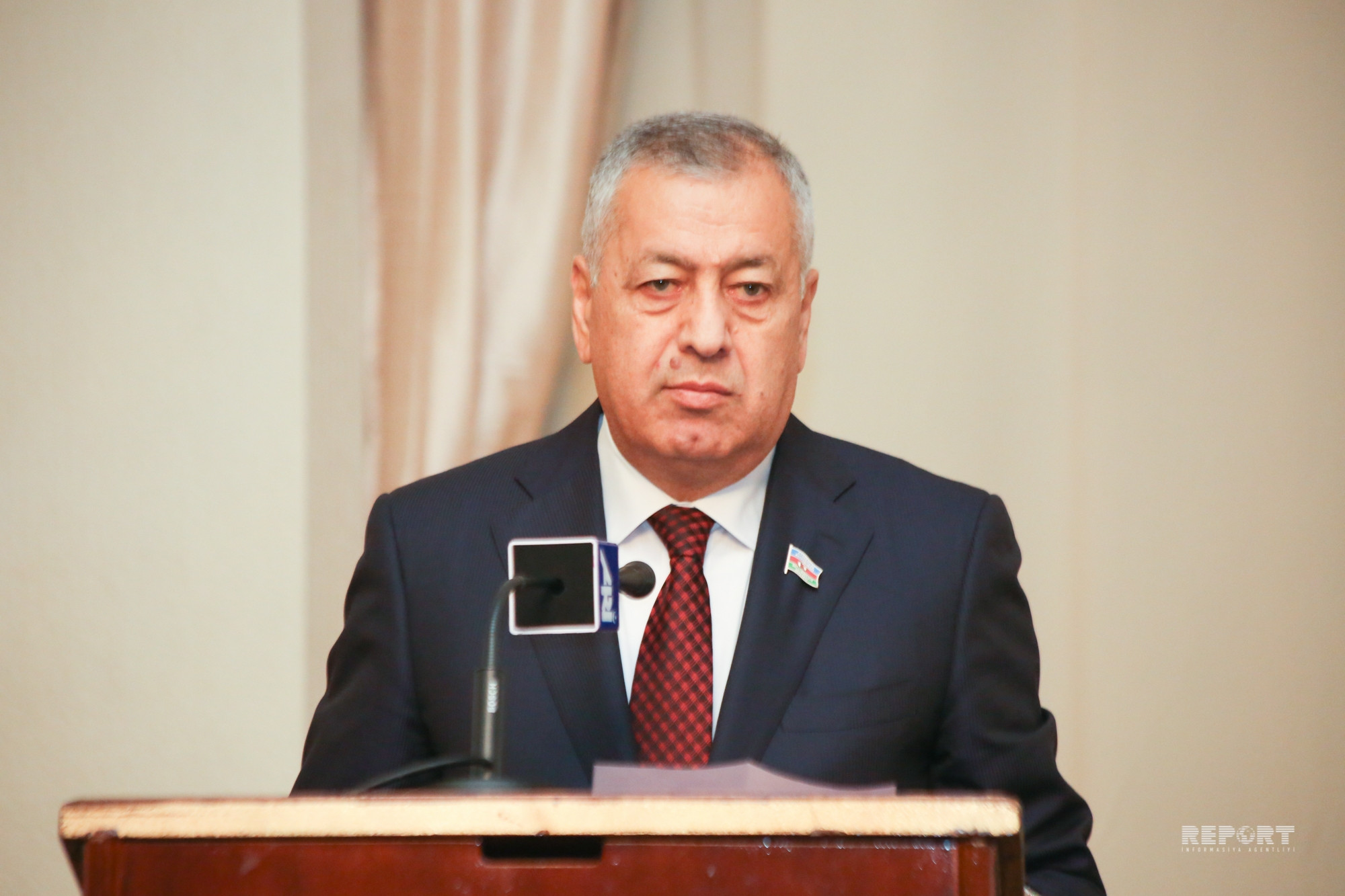Vahid Əhmədov parlamentdə neftin qiymətindən danışdı