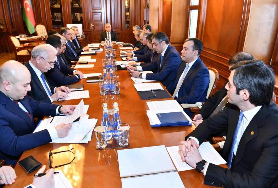 Yaşı 65-dən yuxarı insanlara evdən çıxmaq qadağan olundu, metro, maşınlar... - Hökumətdən 11 maddəlik qadağalar + SİYAHI