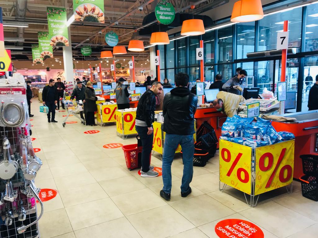 Koronavirusa görə marketlərin döşəmələrində məsafənin saxlanılması ilə bağlı işarələr qoyulub