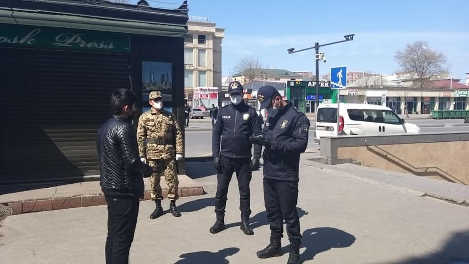 Bakı polisi icazə olmadan evdən çıxanları saxladı - FOTO