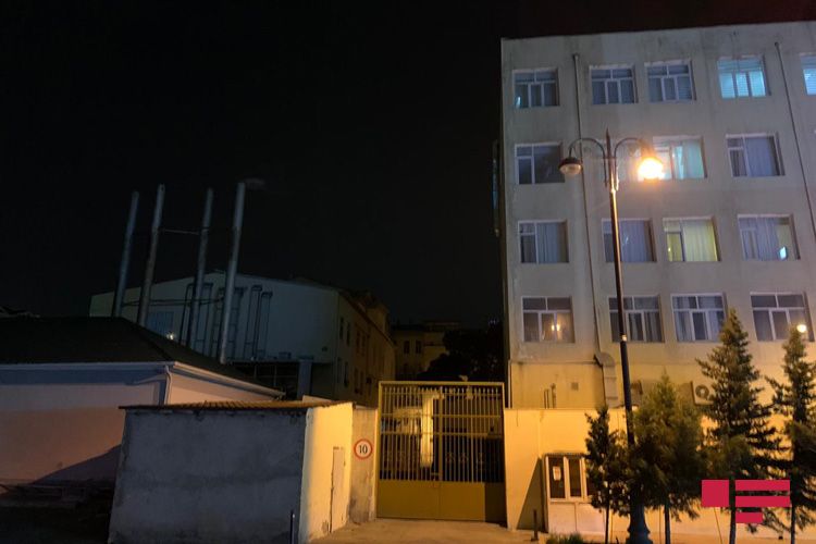 Bakıda güclü külək: Neftçilər xəstəxanasının dam örtüyünün bir hissəsi uçub - Paytaxt polisi səfərbər olundu