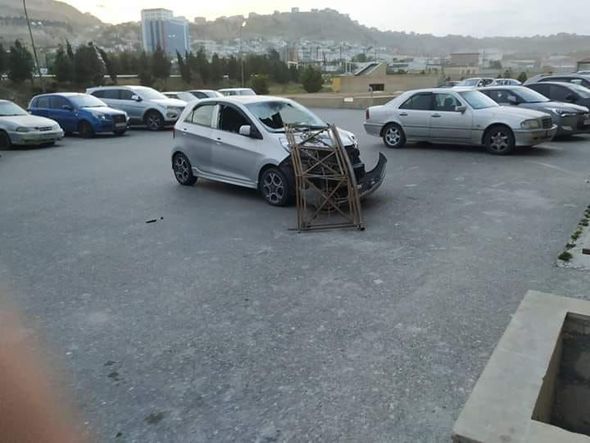 Bakıda güclü külək "Jurnalistlərin binası"nda da fəsada yol açıb - FOTO