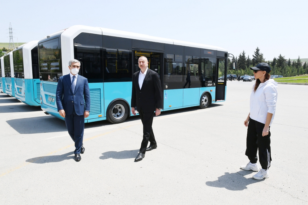 "Əsas məsələ insanların sağlamlığı və təhlükəsizliyidir" -&nbsp;Prezident və Birinci xanım xüsusi texnikalara baxış keçirdi, bağça açılışını etdi - FOTOLAR