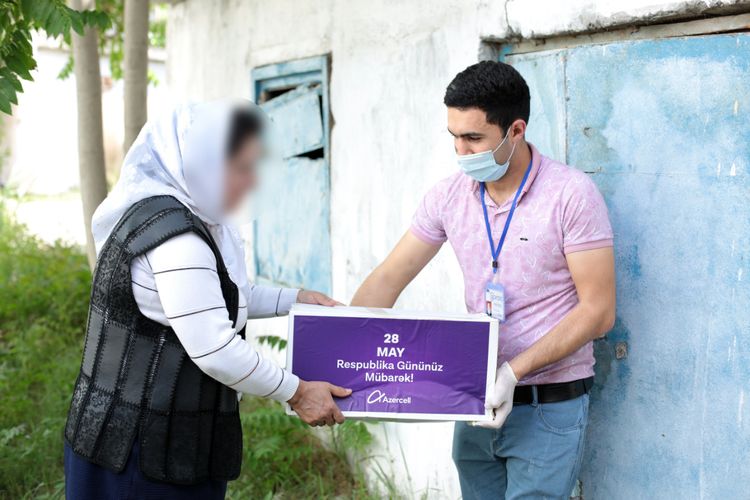 "Azercell" bölgələrdə yaşayan şəhid, əlil və aztəminatlı ailələrə sovqat paylayıb