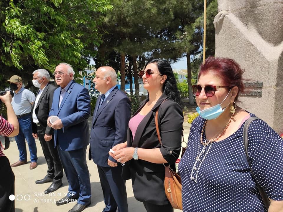 Müsavatçılar Rəsulzadənin abidəsi qarşısında toplaşıb, Elçibəyin məzarını ziyarət ediblər - FOTOLAR