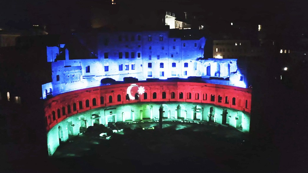 Qədim Romanın &ldquo;Mercati di Traiano&rdquo; abidəsi Azərbaycan bayrağının rəngləri ilə işıqlandırılıb - FOTO