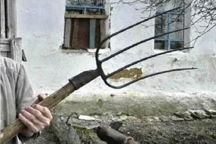 Samuxda koronavirusa yoluxan qadının əri həkim briqadasına və polisə yaba ilə hücum edib