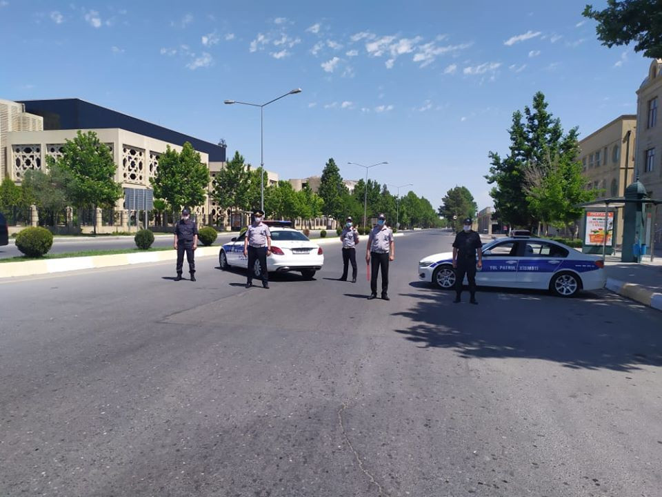 Yevlaxda polisə xəsarət yetirilib - Ata və oğul saxlanılıb