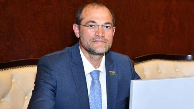 Deputat: "Ət ala bilməyən minlərlə ailə var, şadlıq evlərində isə tonlara kabab zibilə atılır"