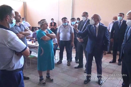 Keçmiş deputat yas dağıdan icra başçısına "təlxək" dedi: "Başının dəstəsiylə&nbsp;maskasız başqa yasa gəlib, halva&nbsp;yeyib" - VİDEO