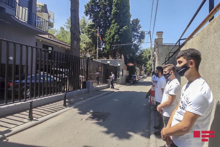 Tbilisidə Ermənistan səfirliyinin qarşısında etiraz aksiyası keçirilib - FOTOLAR
