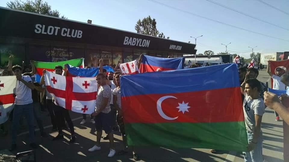 Gürcüstandakı azərbaycanlılar&nbsp;&ldquo;Qırmızı körpü&rdquo; yaxınlığında aksiya keçirir - Erməni təxribatına qarşı + FOTO