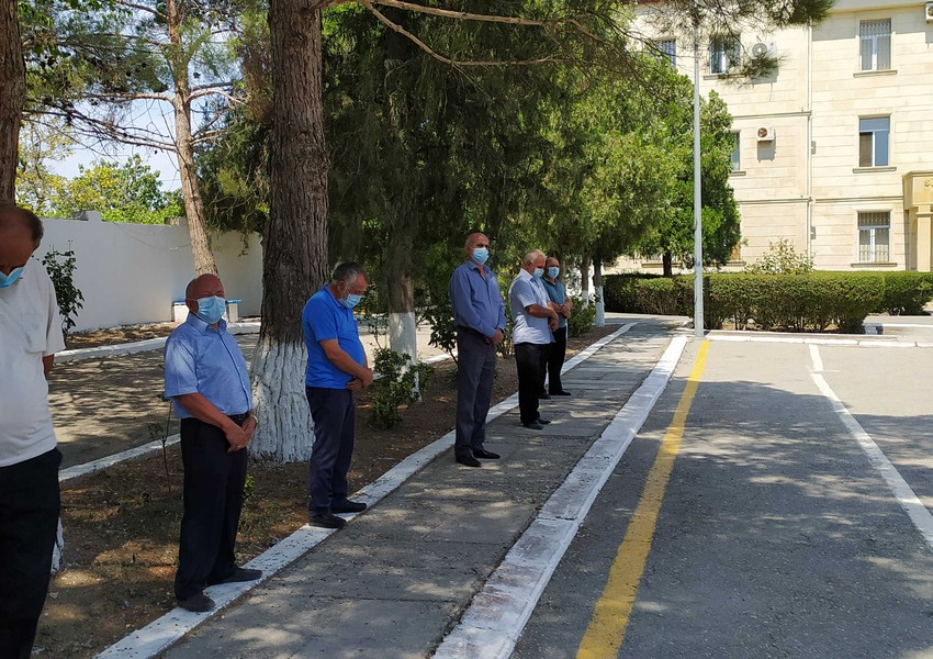 Daha bir rayonda yas mərasimi yarımçıq&nbsp;dayandırıldı - 6 nəfər polisə aparıldı + FOTO