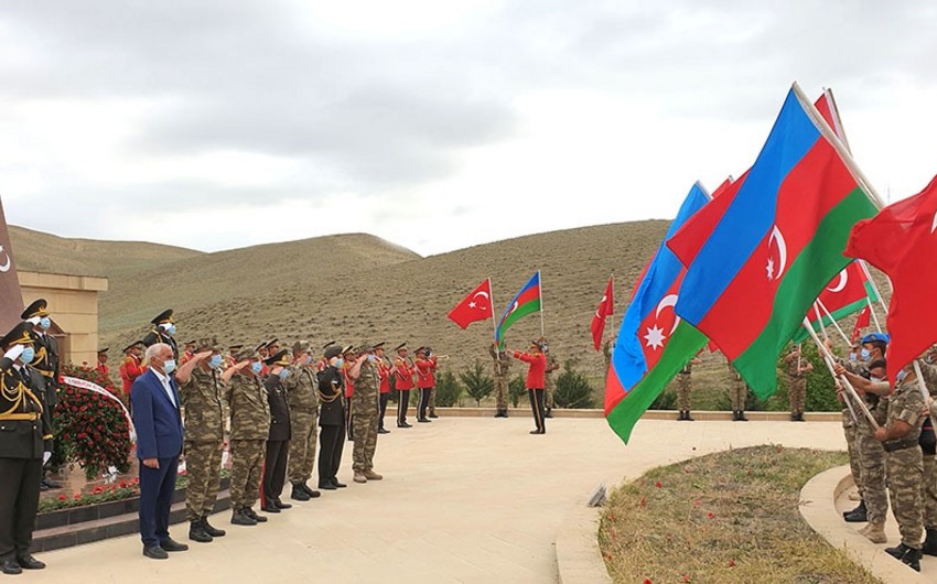 Qobustandakı Türk Şəhidliyi və hərbi hissədə anım mərasimləri keçirilib - FOTOLAR