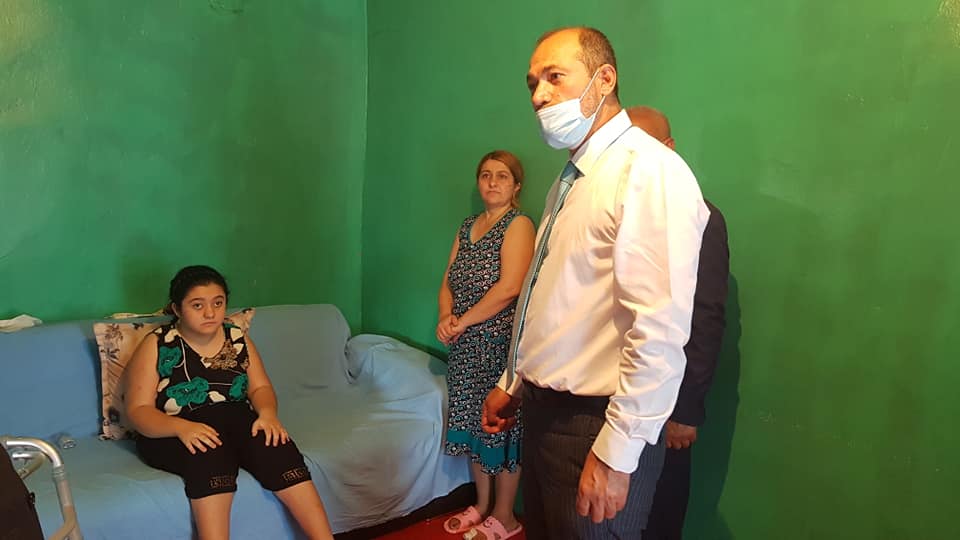 Deputat əlil uşaqla bağlı prokuror və nazirə zəng etdi: "Ehtiyacı var, sosial müavinət almır&rdquo;