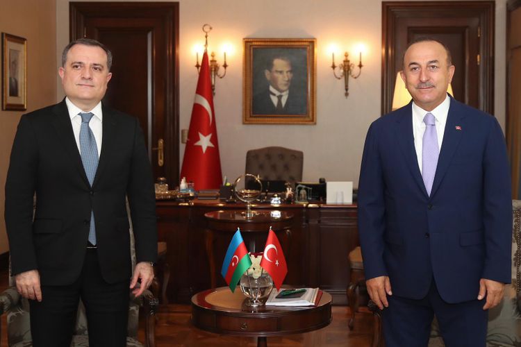 Ceyhun Bayramovla Mövlud Çavuşoğlu telefonda müzakirə aparıb