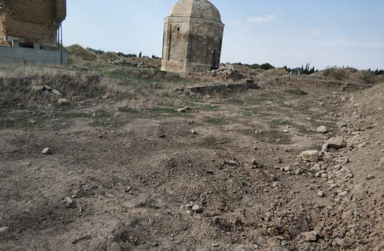 Ermənilər Füzulidə&nbsp;qəbiristanlığa mərmi atıb - Şeyx Babı türbəsinə ciddi ziyan dəyib