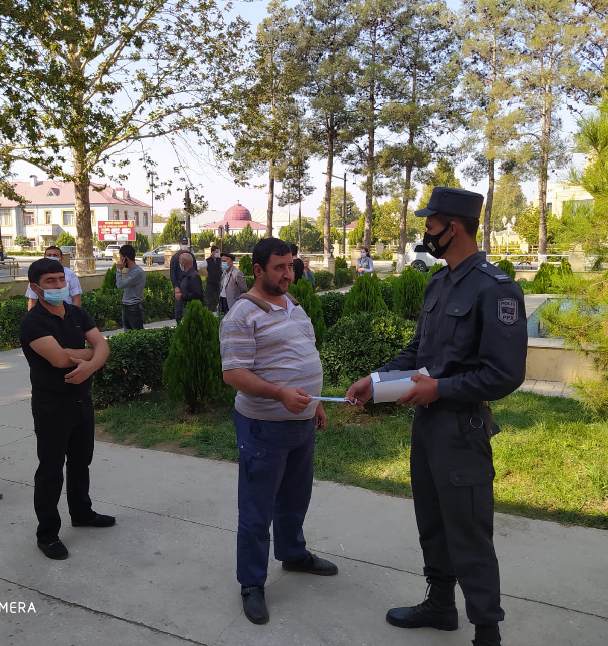 Goranboyda polislər sakinlərə maska payladı - FOTO