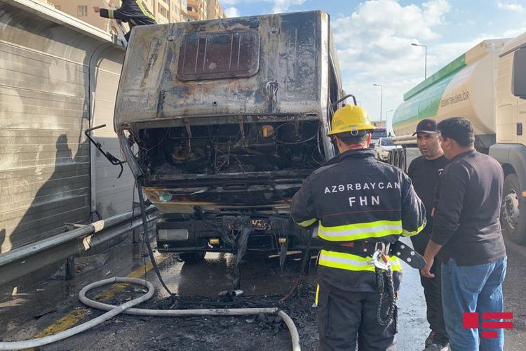 Bakıda evakuator yanıb, yolda tıxac yaranıb -&nbsp;FOTOLAR