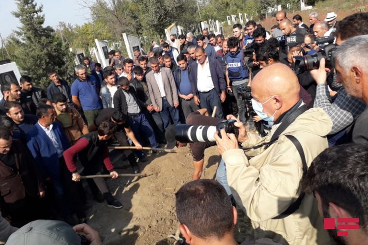 Ermənilərin Bərdəni atəşə tutması nəticəsində həlak olan dinc sakinlər dəfn olunub - FOTOLAR