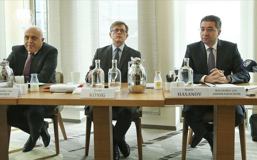 Azərbaycan&nbsp;və Ermənistan səfirləri üz-üzə gəldi - Almaniyada debat + FOTO