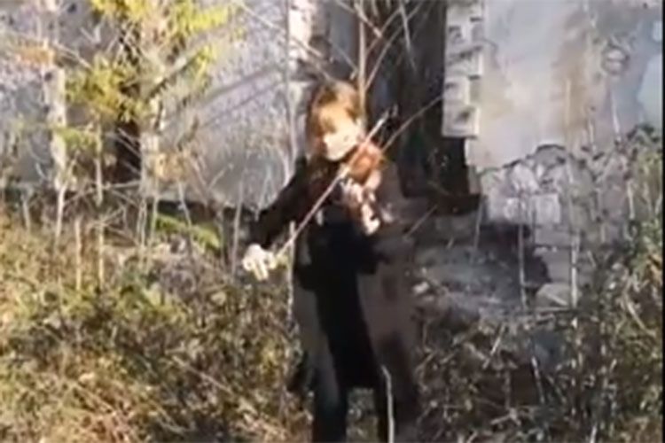 Fizulinin dağıdılmış Mədəniyyət Mərkəzinin qarşısından dünyaya musiqi ilə mesaj - VİDEO