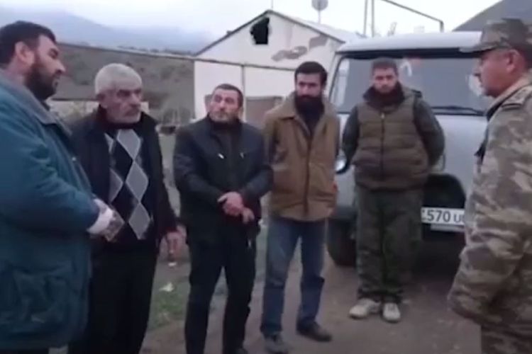 Azərbaycan hərbçiləri ermənilərə Gülablıdan çıxmağa yardım edib - VİDEO