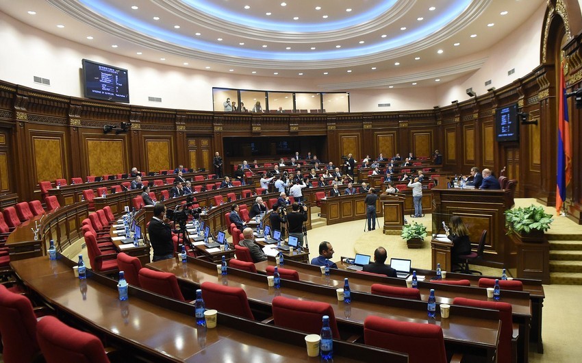 Ermənistan parlamentində deputatlar arasında dava: hərbçilər iclasa girib - VİDEO