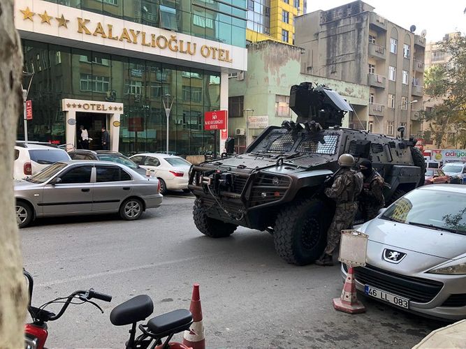Türkiyədə oteldə silahlı insident: 5 nəfər yaralanıb - 2-si polisdir