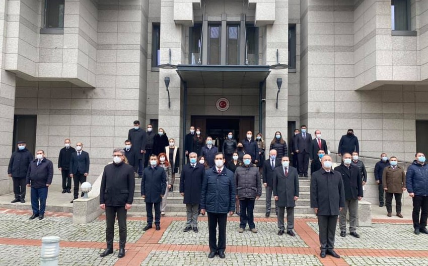 Türkiyənin Bakıdakı səfirliyi Vətən müharibəsi şəhidlərinin xatirəsini anıb - FOTO