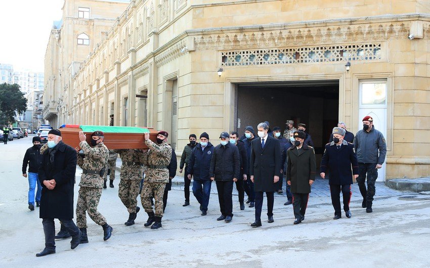 Vilayət Eyvazov və nazir müavinləri şəhid hərbi qulluqçusunun vida mərasimində&nbsp; &ndash; FOTO