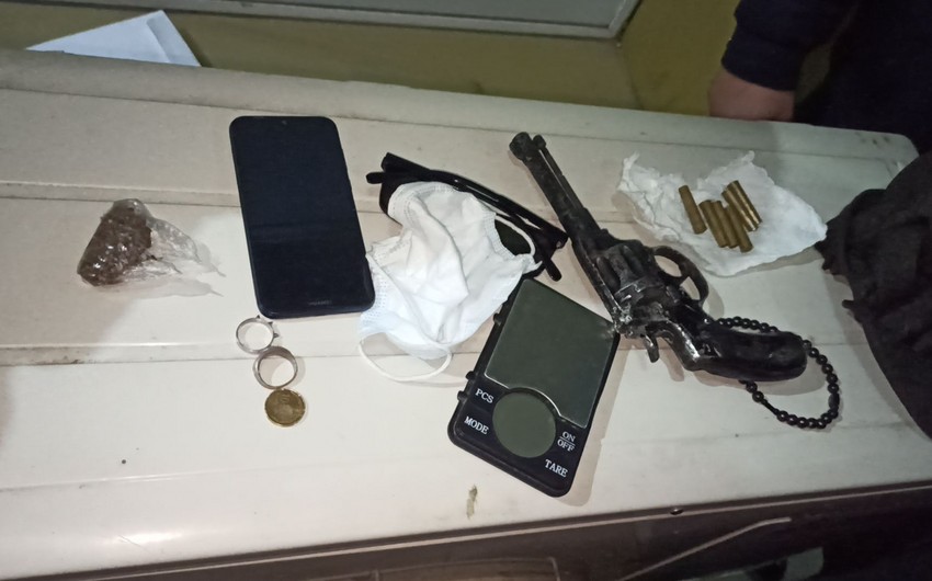 Polis əməliyyatlarında saxlanılanlar var: silah və narkotik götürülüb