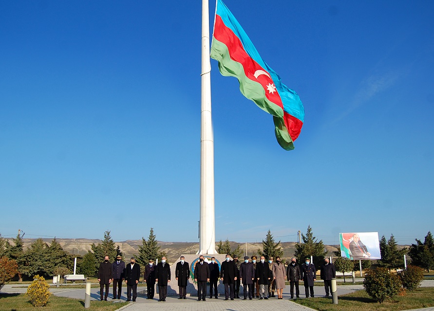 Şirvan şəhərində Xocalı soyqırımının qurbanları yad edilib - FOTOLAR