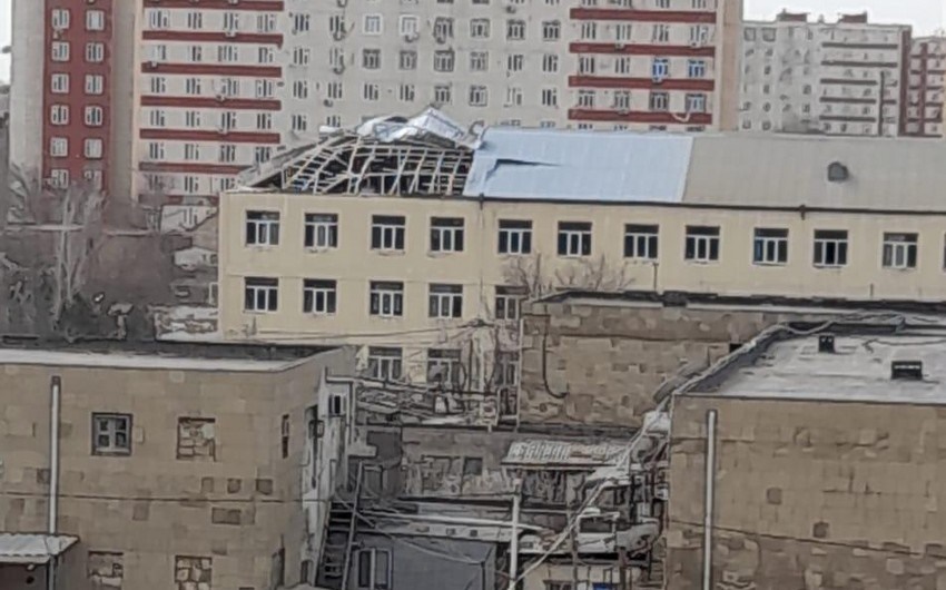 Paytaxtda güclü külək daha bir məktəbin dam örtüyü uçurub - FOTOLAR