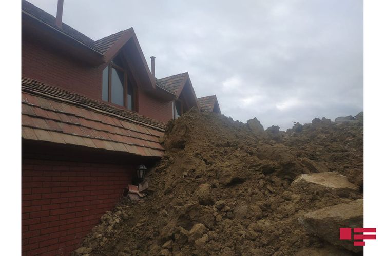 Badamdarda yenə sürüşmə oldu:&nbsp;şose&nbsp;bağlandı, restoranın pəncərəsi sındı - FOTOLAR