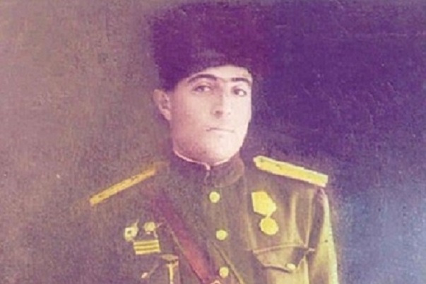 Generalın&nbsp;qollarını qandallayan azərbaycanlı... -&nbsp;Həmzə Sadıqovun qəhrəman adı almasına kim mane olub?