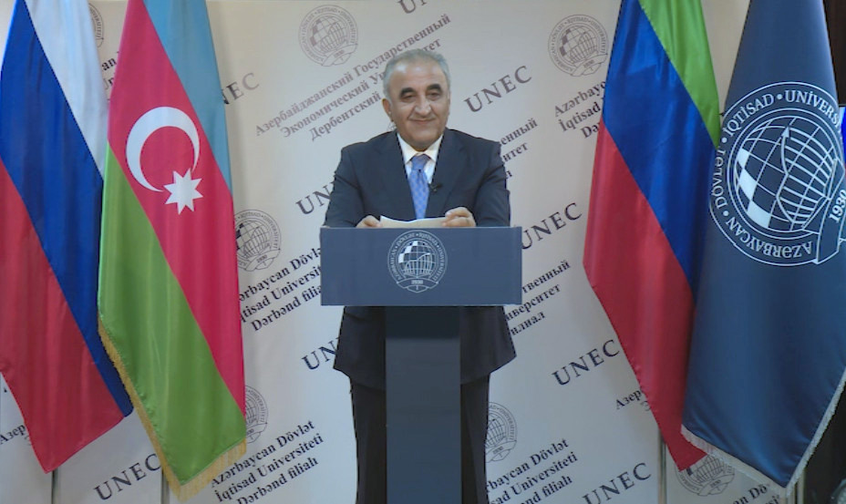 UNEC-in&nbsp;bu məzunlarının diplomları verilmir&nbsp;- Valideynlər şikayət edir, TN sözçüsü "universitetdən soruşun" deyir;&nbsp;UNEC-dən isə "veriləcək" deyilir