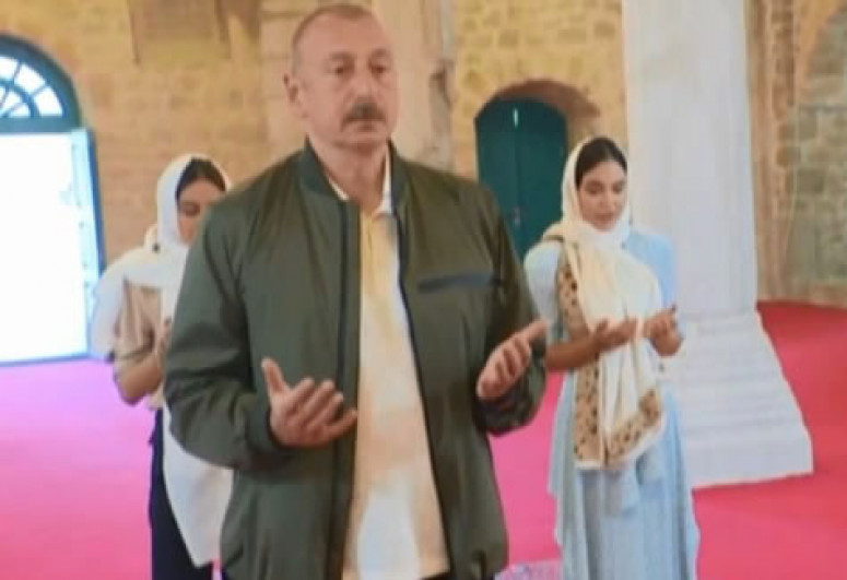 Prezident İlham Əliyev Şuşada Yuxarı Gövhərağa məscidində - VİDEO