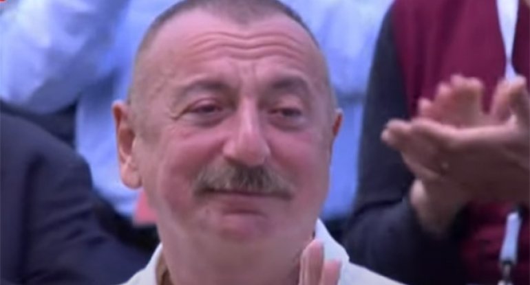 Şuşada Heydər&nbsp;Əliyevin səs yazısını dinləyən Prezident kövrəldi&nbsp;- VİDEO