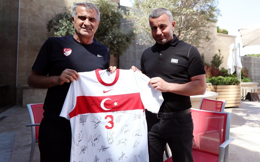 Şenol Güneş Qurban Qurbanova millinin imzalı formasını verib - FOTO
